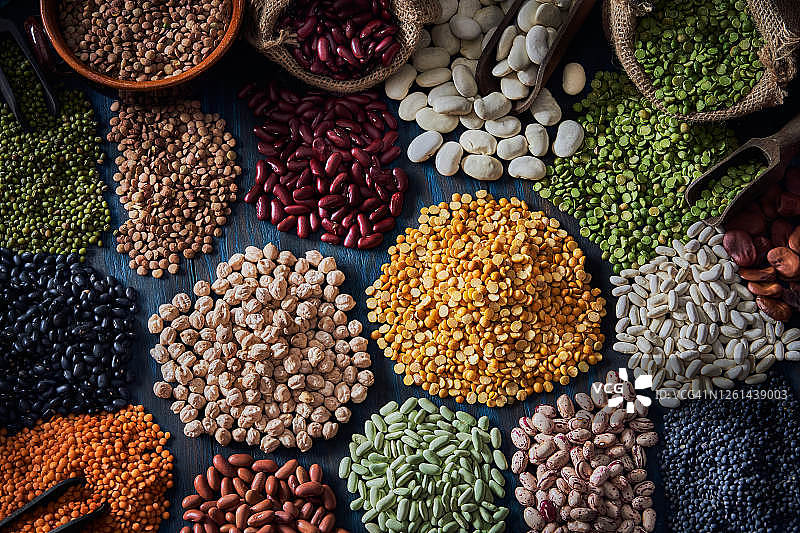 乡村木桌上各种干豆的低调俯视图图片素材