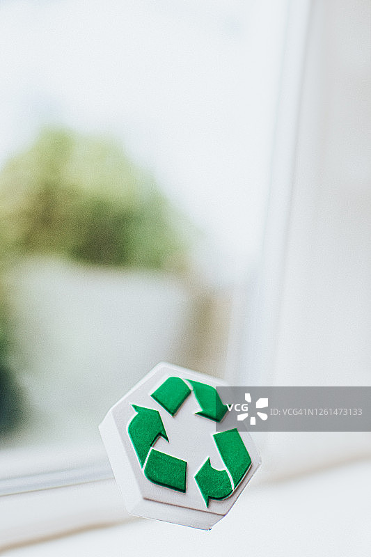 阳光明媚的居家环境中的回收标志图片素材