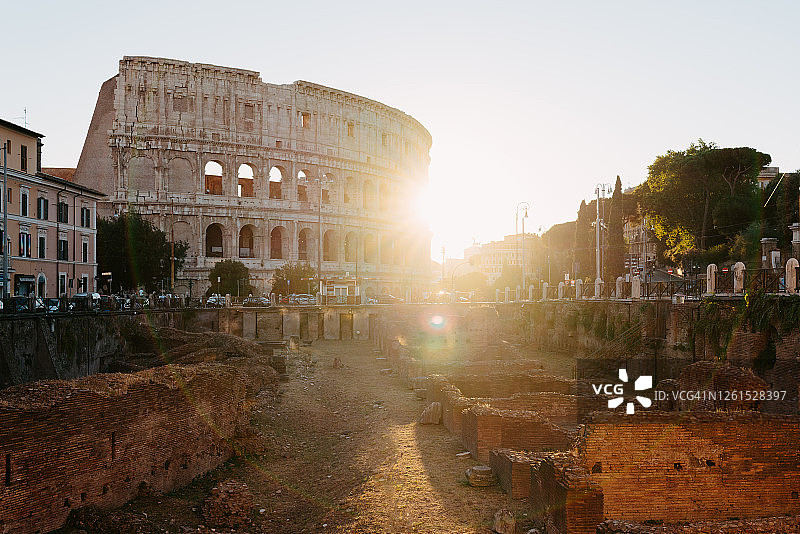 罗马日落：斗兽场与温暖的光芒图片素材