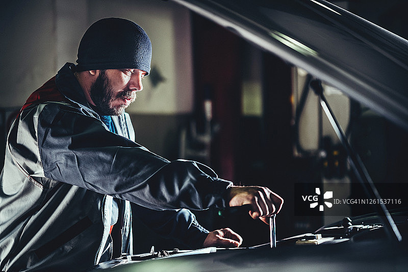 汽车修理工在汽车修理店修理汽车图片素材