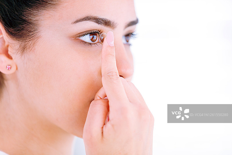 戴隐形眼镜的年轻女人图片素材