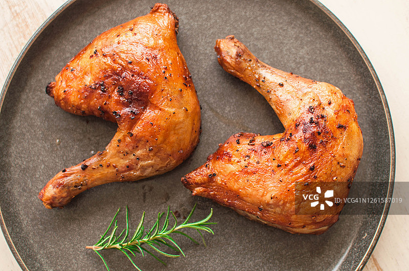 静物：烤鸡腿与迷迭香图片素材