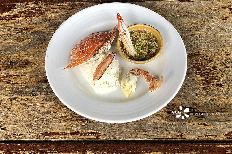 准备享用蓝蟹，蟹肉盖在米饭上，配以海鲜蘸酱图片素材