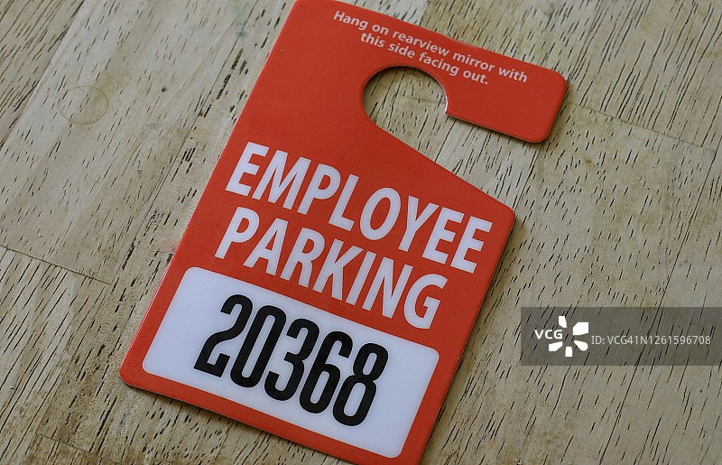 后视镜上悬挂的停车许可标签图片素材