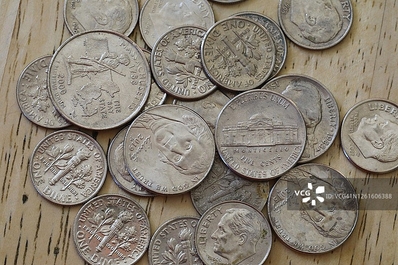 用作货币的银币堆图片素材