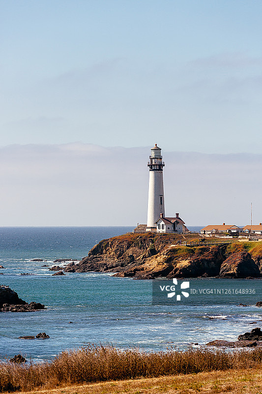 美国加利福尼亚州悬崖上的鸽子角灯塔图片素材