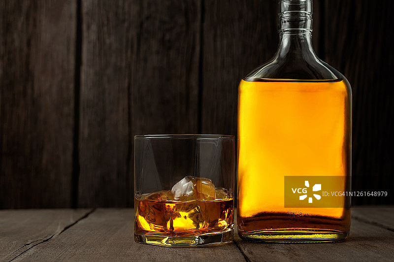 木桌上威士忌酒瓶特写图片素材