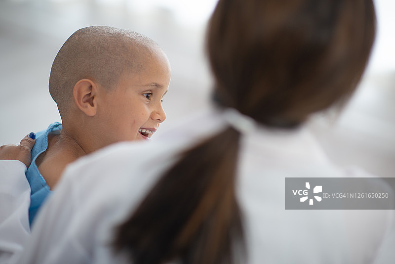 快乐的癌症患者和医生坐在一起图片素材