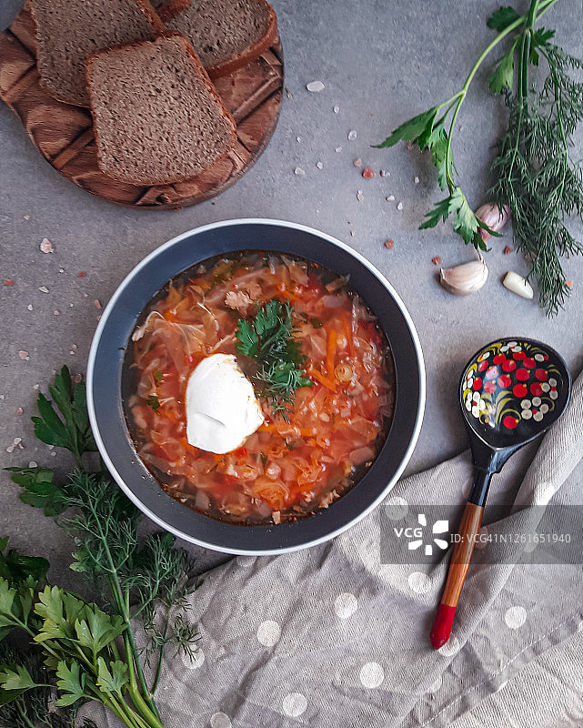深色背景下的俄式红菜汤，配酸奶油和香草图片素材