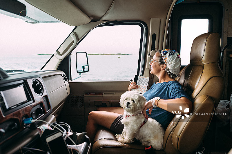 房车自驾游中的家庭图片素材