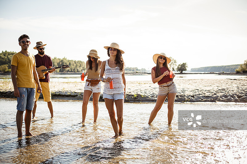 朋友们在海滩水中消暑图片素材