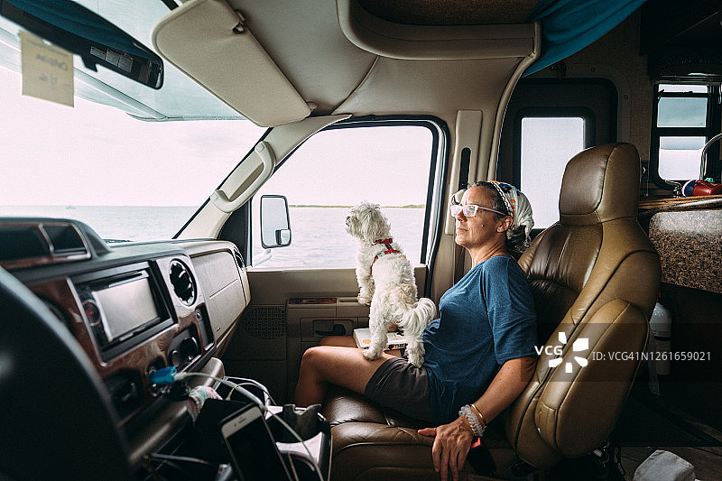 房车自驾游中的家庭图片素材