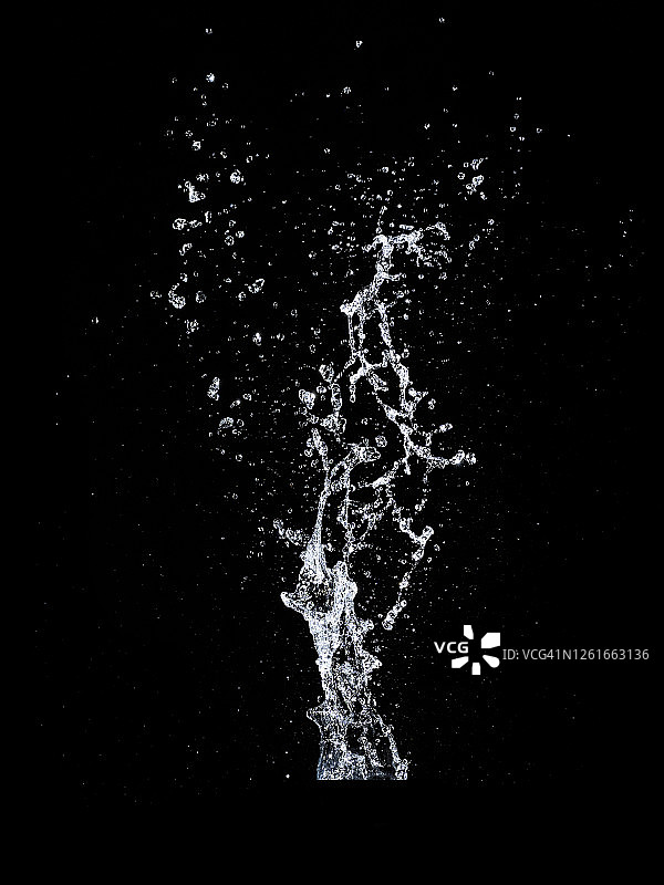 黑色背景上的水图案和抽象形式图片素材