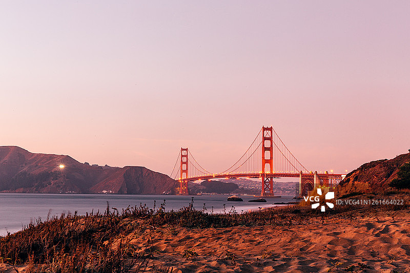 旧金山贝克海滩日落时的金门大桥图片素材