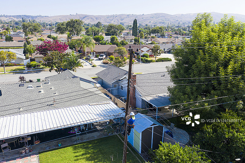 维修技术员在高空作业航拍图片素材