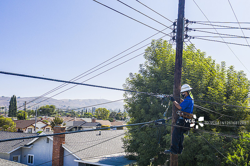 维修技术员在高空作业航拍图片素材