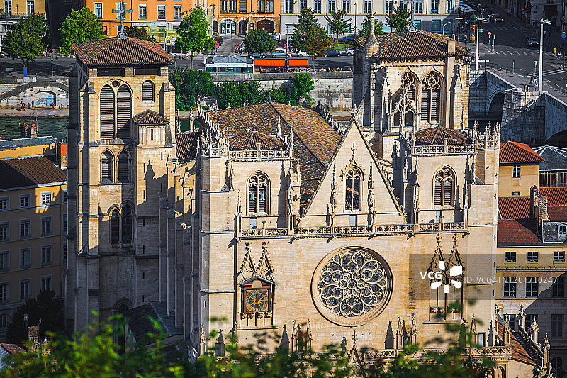 里昂法国城市和索恩河沿岸圣让大教堂历史古迹的航拍图图片素材