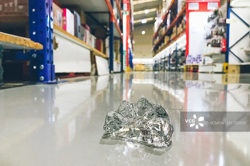 超市里的碎玻璃图片素材