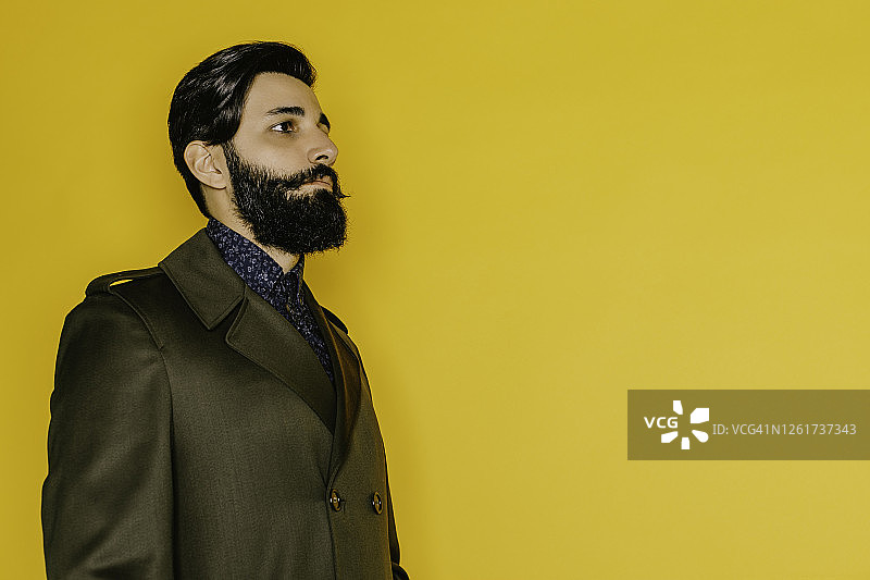 有胡子的严肃的年轻男子肖像图片素材