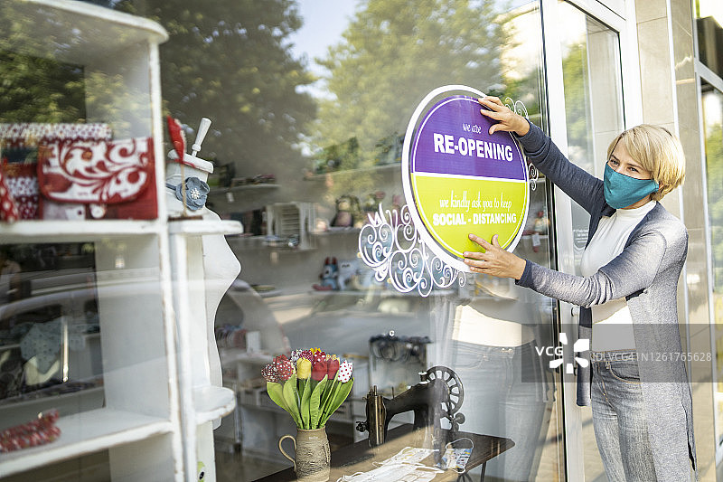 新冠疫情：疫情后小型缝纫店的开放营业标志图片素材