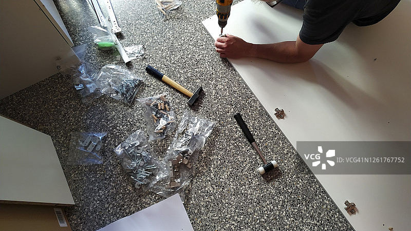 男人组装家具02图片素材