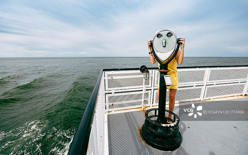 用投币式望远镜观看景色图片素材