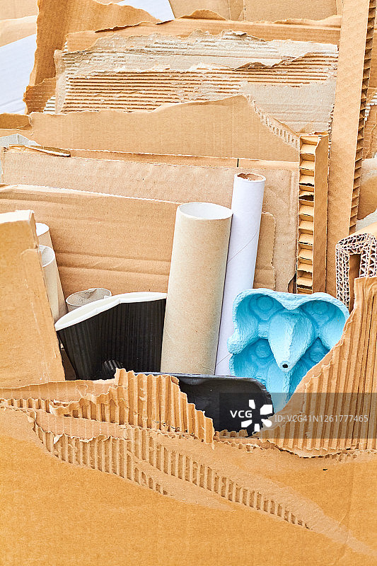 待回收的家庭纸板废品盒图片素材