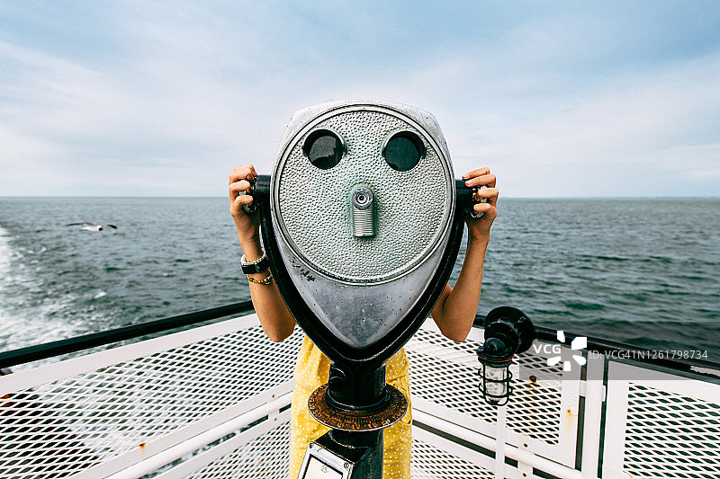 用投币式望远镜观看景色图片素材