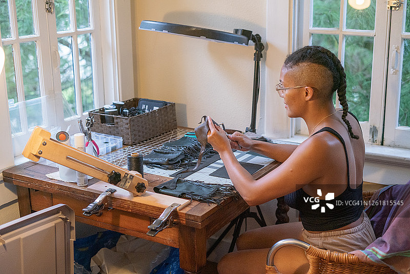 在工作室工作的女性图片素材