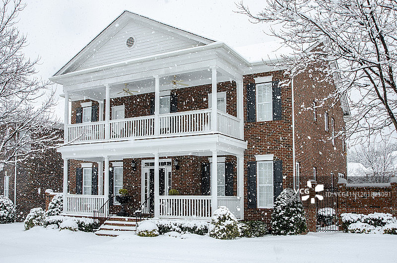 冬季暴风雪期间的传统砖房图片素材