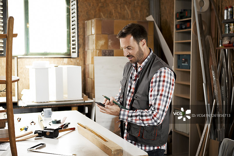 木匠进行项目计算图片素材