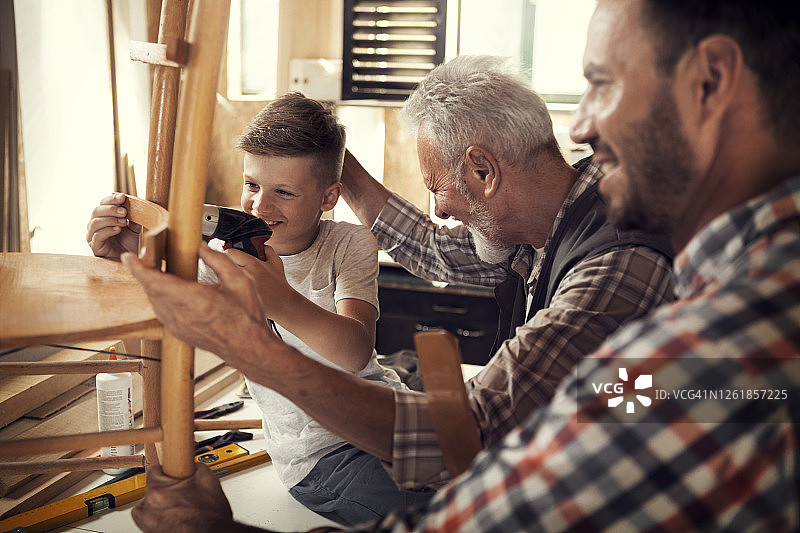 木匠一家一起工作图片素材