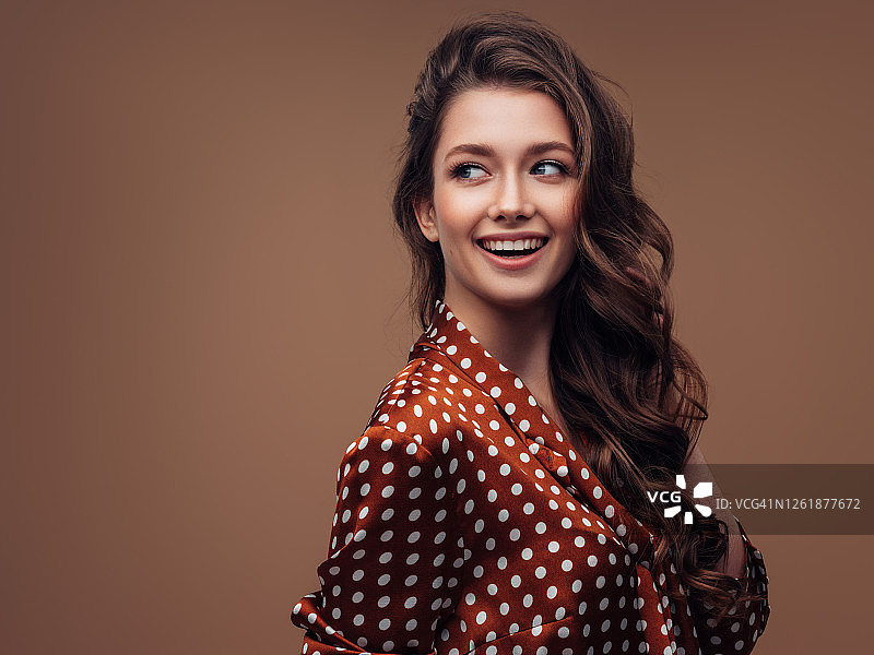 拥有卷发的女人图片素材