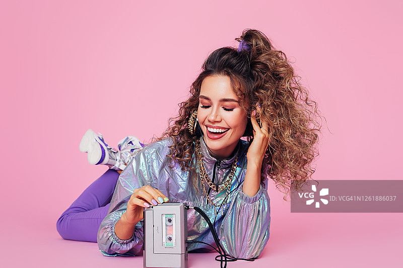 手持老式播放器跳舞的快乐女孩图片素材