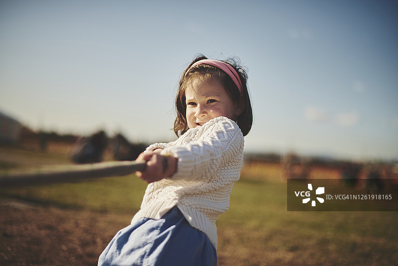 在南瓜农场里的女孩图片素材