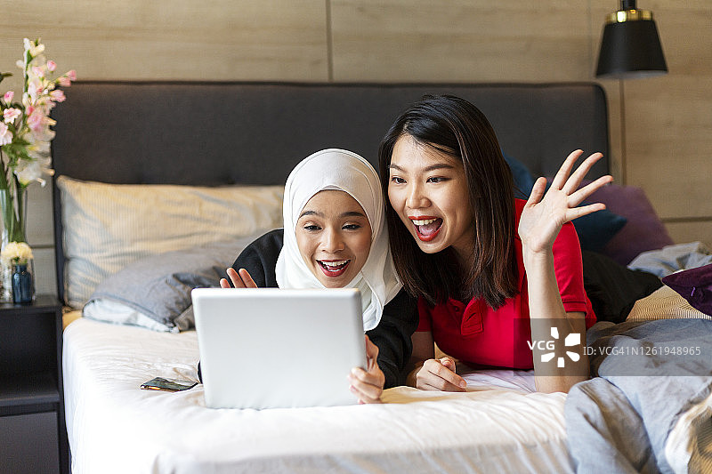 女性朋友在家进行视频通话图片素材