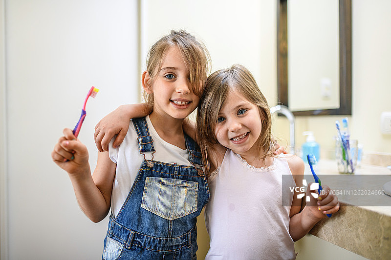 姐妹互相搂着肩膀拿着牙刷图片素材