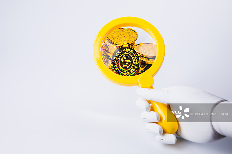 机械手拿放大镜查看美元图片素材