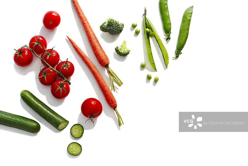 白色背景上的新鲜成熟有机蔬菜图片素材