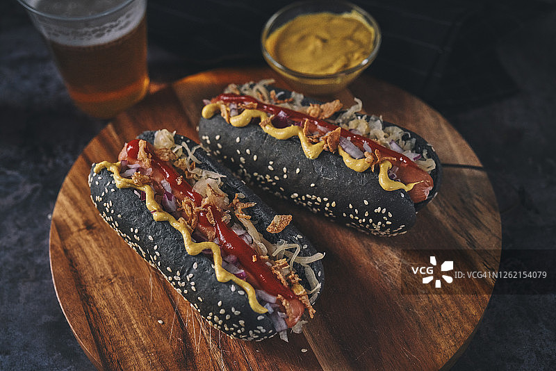 纽约热狗配黑面包、德国酸菜、洋葱和芥末图片素材