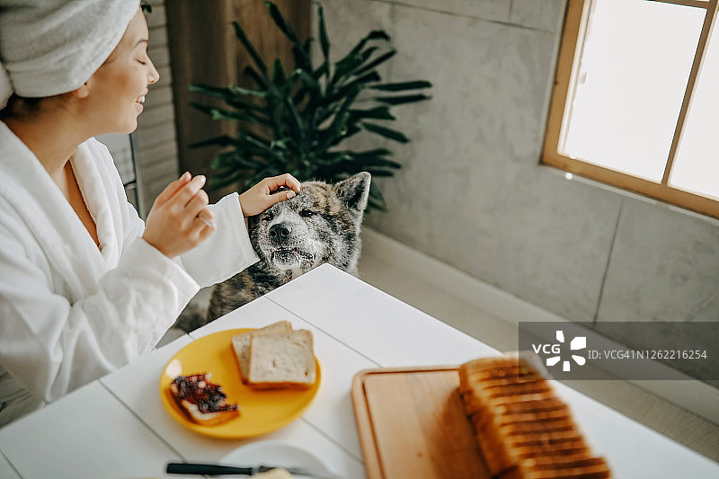 享受美好清晨图片素材