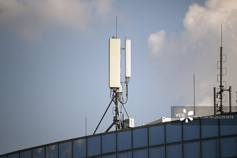 保加利亚索非亚 - 建筑物顶部的通信天线图片素材