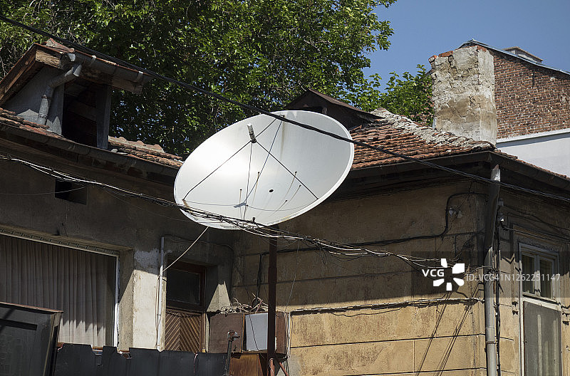 保加利亚索非亚圆形卫星电视天线图片素材