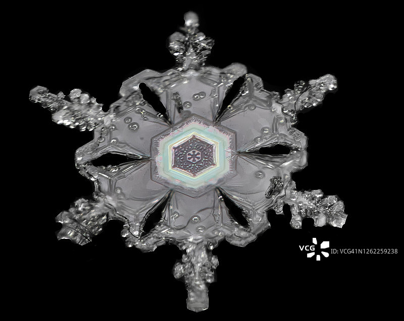 黑色背景上的雪花特写，蓝色结构图片素材