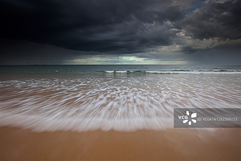 海滩上的风暴海景摄影，水波荡漾图片素材