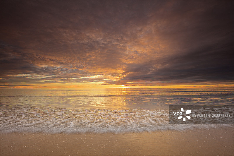 水波涌动的日出海景摄影图片素材
