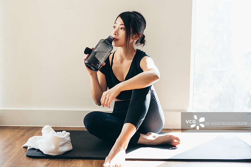 在家锻炼后感觉良好的年轻女人图片素材