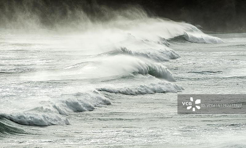 强烈的海浪拍打着新西兰奥塔哥地区沙蝇湾海滩图片素材