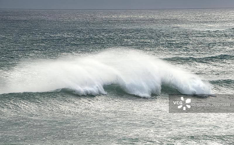 强烈的海浪拍打着新西兰奥塔哥地区沙蝇湾海滩图片素材
