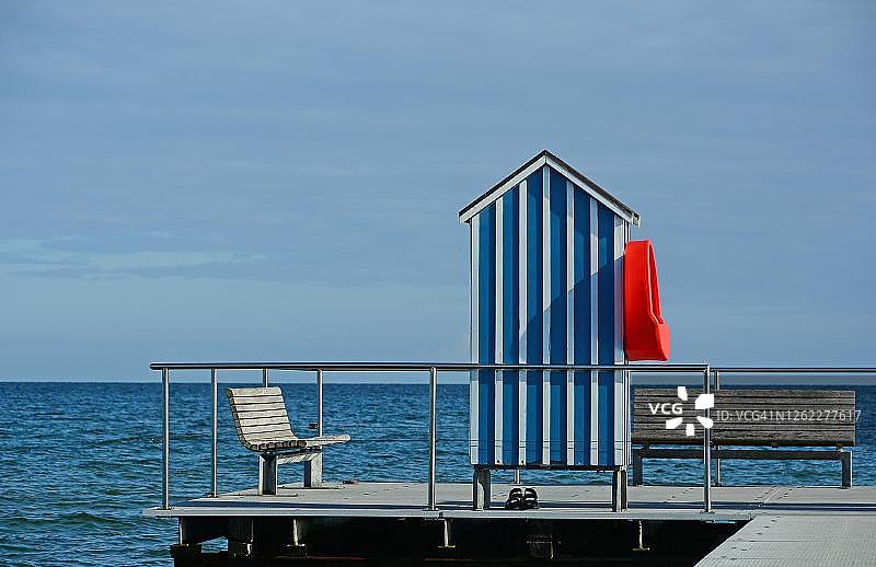 德国石勒苏益格-荷尔斯泰因州基尔峡湾的带浴室的码头图片素材